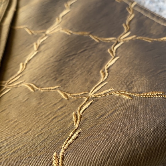 Table Runner - Picture 5 of 9